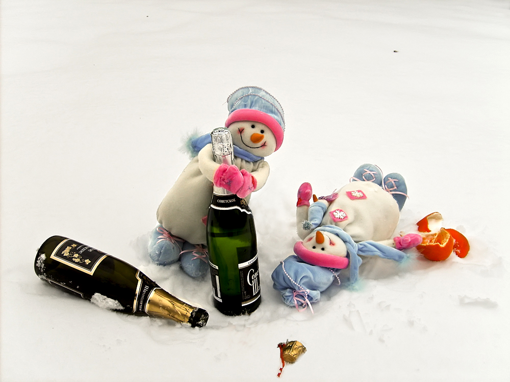 День второго января. Снеговик с шампанским. Снеговик с бутылкой. Снеговик с бутылкой смешной. 1 Января прикольные.