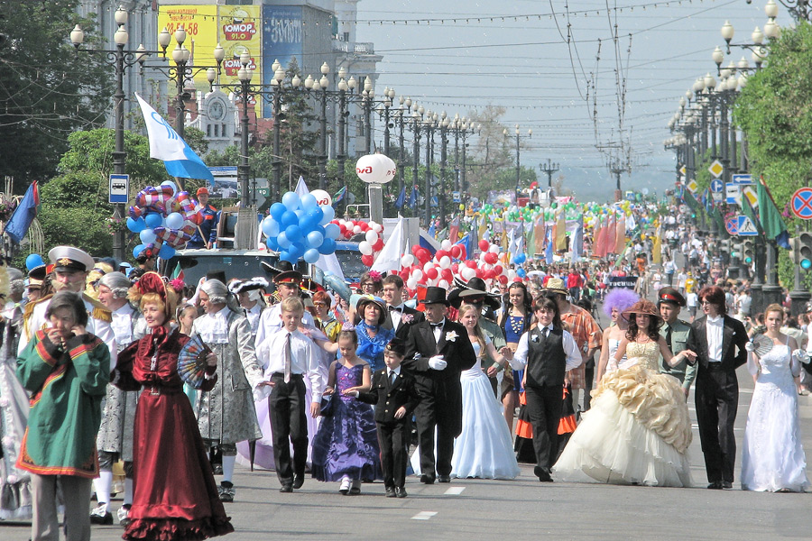 Дном хабаровск. Шествие на день города Хабаровск. Праздник в городе. Праздничное шествие на день города. Хабаровск население.