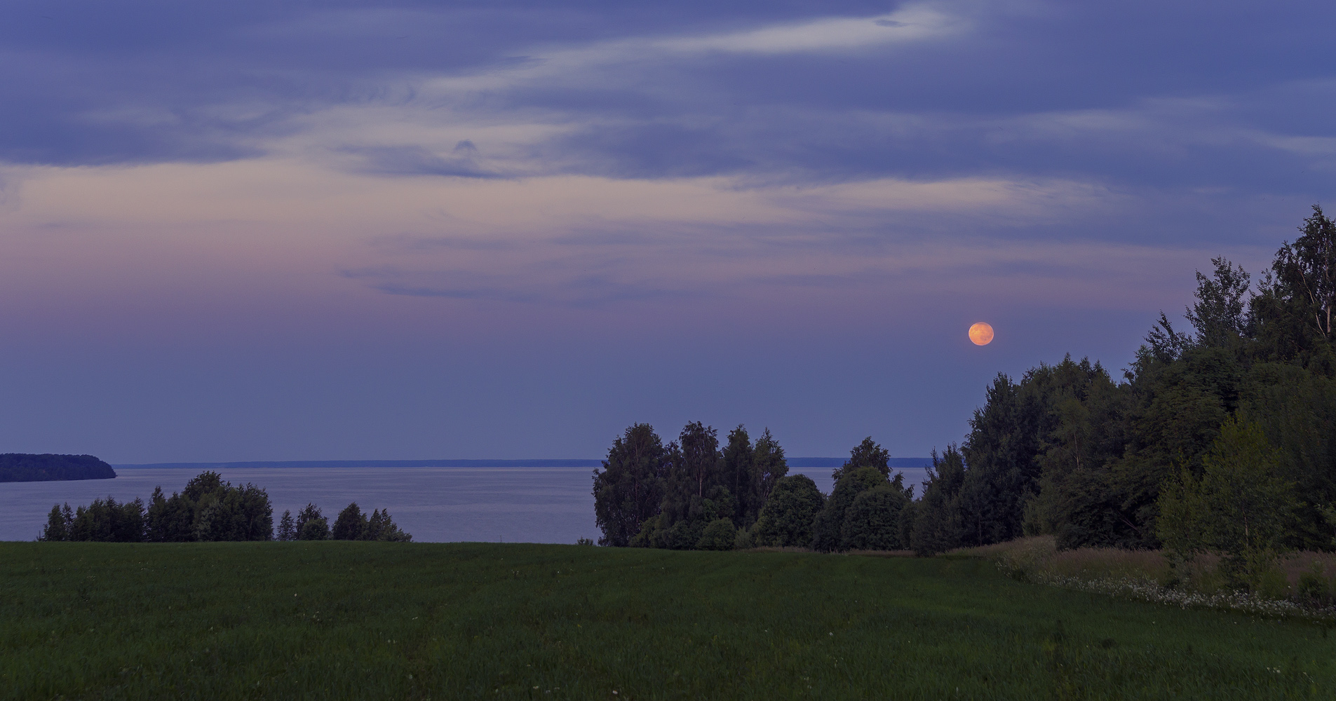Восход луны купить. Восход Луны. Восход Луны над рекой. Восход Луны фото. "Восход Луны над Керженцем".