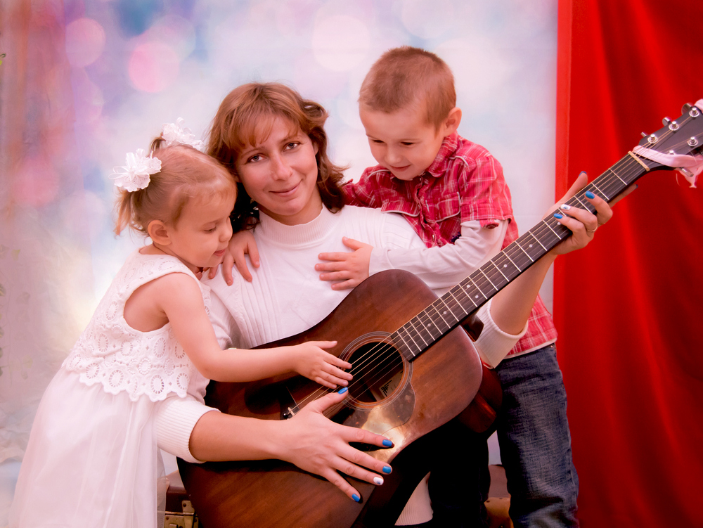 С новым годом мамы песня. Мама поет ребенку. Семья поет. Дети поют. Дети поют с родителями.
