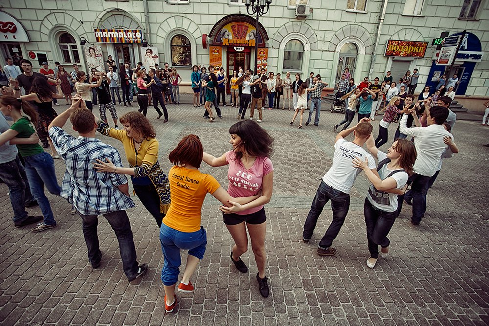 Флэшмоб что это такое. Флэшмоб. Социальные танцы на улице. Танцевальный флешмоб. Акции и флешмобы.