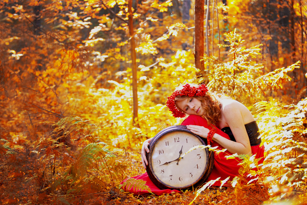 Очаровательное время. Часы осень. Часы в осенних листьях. Осень это время. Свободное время осень.