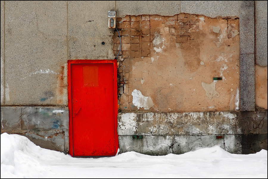 Где красненькая. Старая красная дверь в стене. Рогинский красная дверь. Двери красной пылью. Метафизическая красная дверь.