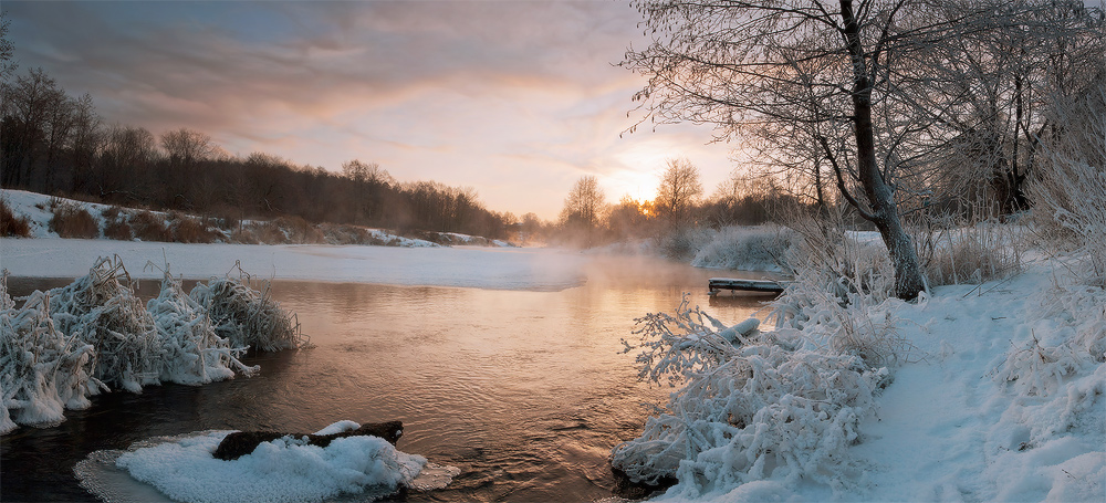 морозное утро у реки Нажмите на изображение, чтобы посмотреть его на полном экране.