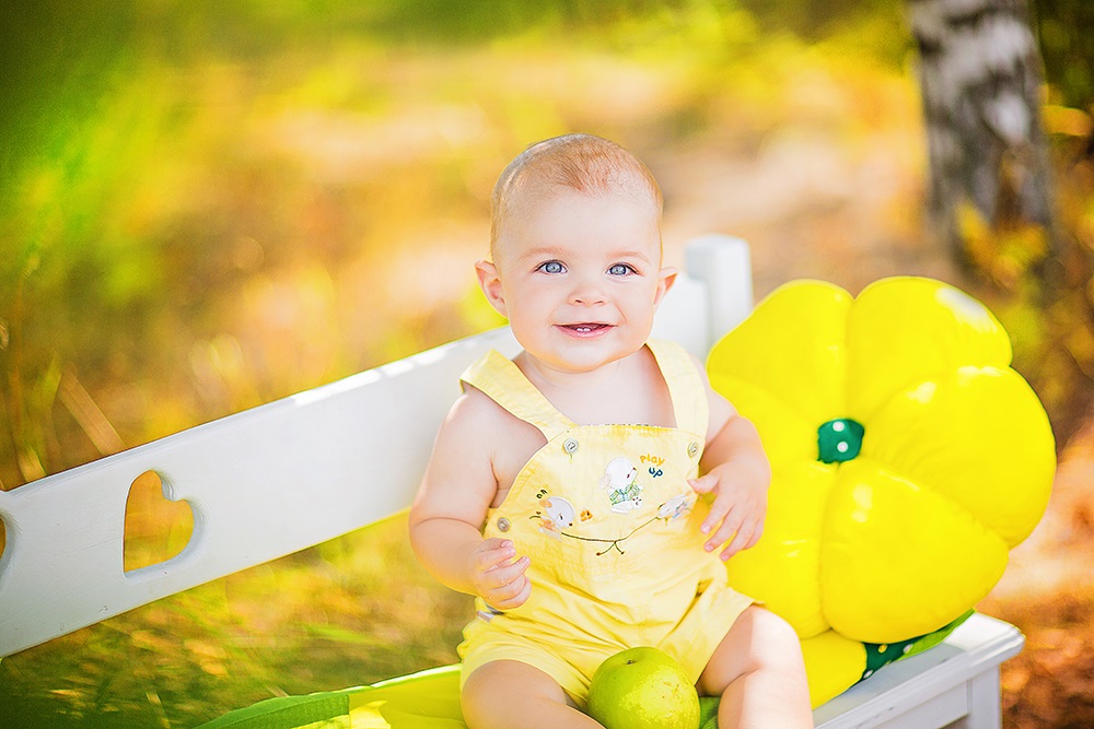 Прохожу младенца в желтом. Малыш желтый. Ребёнок в жёлтом. Малоы ш в желтом. Фотосессия детская в желтом.
