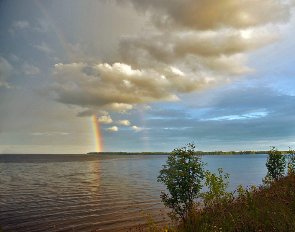 Погода сухими и вода. Дождь на Волге. Волга река гроза. Гроза на берегу Волги. Берег Волги после грозы.