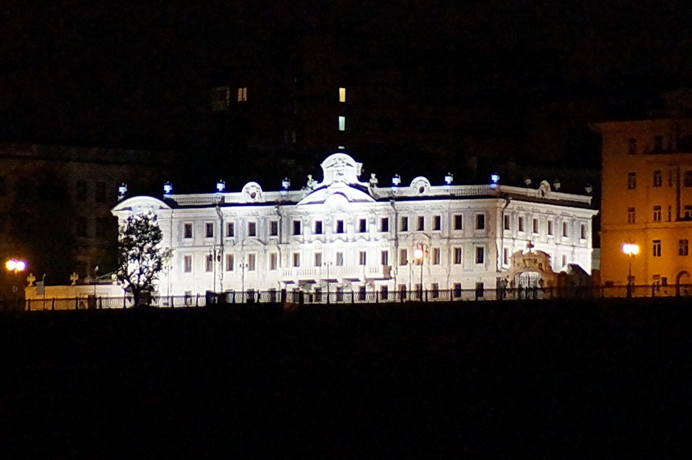 дворец в ночи Нажмите на изображение, чтобы посмотреть его на полном экране.