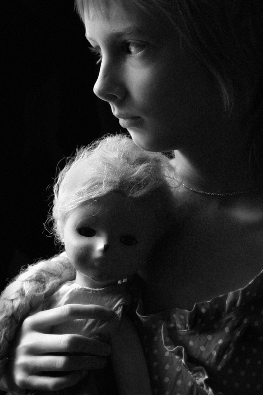 портрет девочки с куклой Нажмите на изображение, чтобы посмотреть его на полном экране.