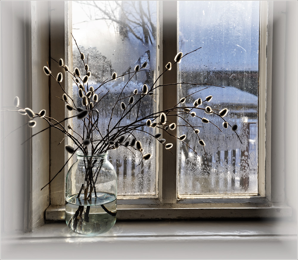 Утро стучит в окно. Зимнее окно. Снег за окном. Окно с зимним пейзажем.