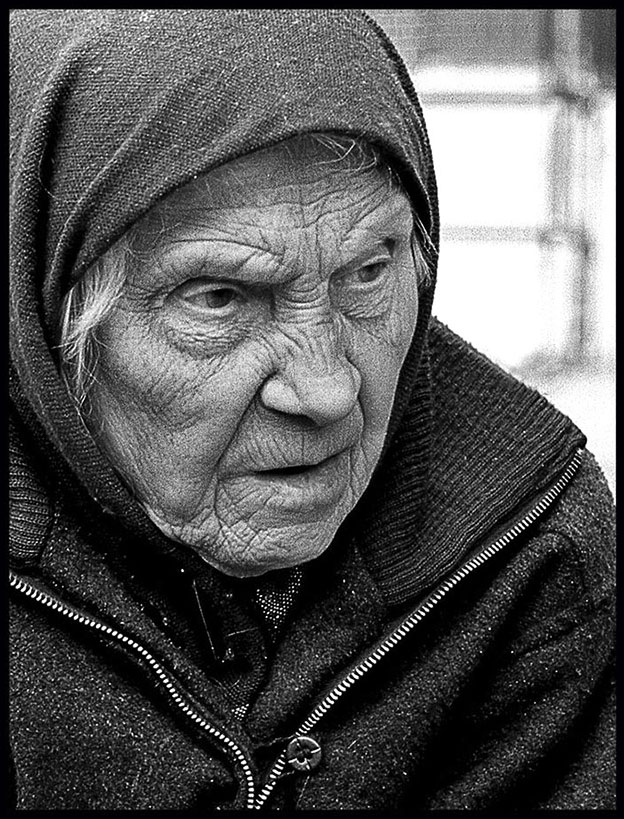 Бабушка какое лицо. Портрет пожилой женщины. Лицо бабушки. Злая бабка. Старый человек.
