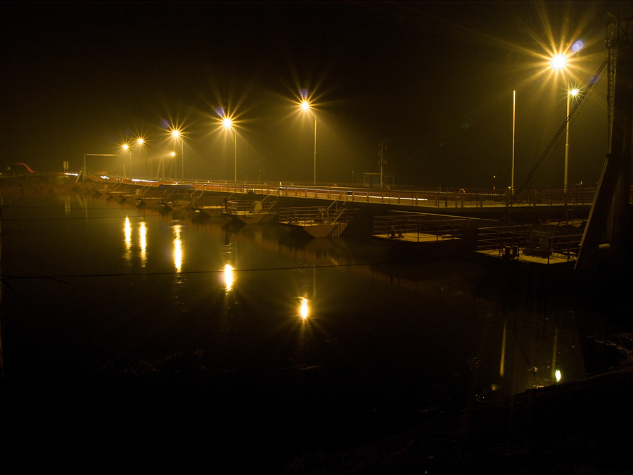 Ока город озеры. Понтонный мост Ока Озеры. Кашира мост Оки ночной. Понтонный мост ночью. Ока ночью.