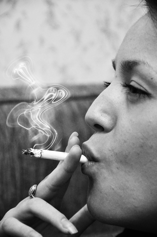 Хочешь покурить покури слушать. Человек с сигаретой. Люди курят. Сигареты курят.