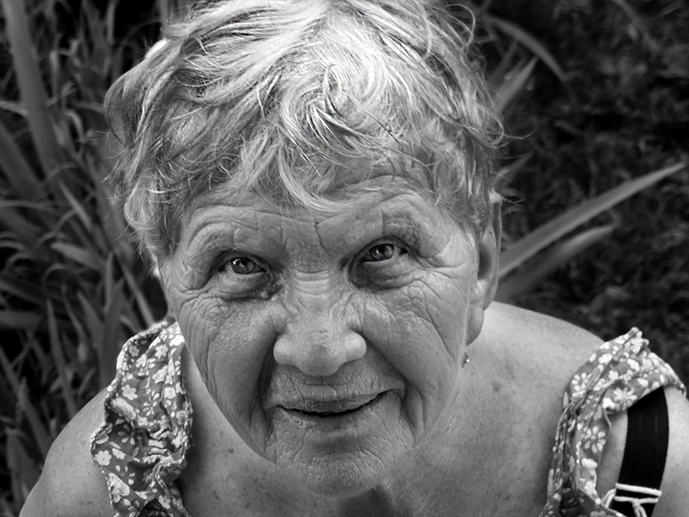Старые женщины подборка. Лицо старой женщины. Старушки фотопортреты. Бабушка анфас. Бабушка старое фото.
