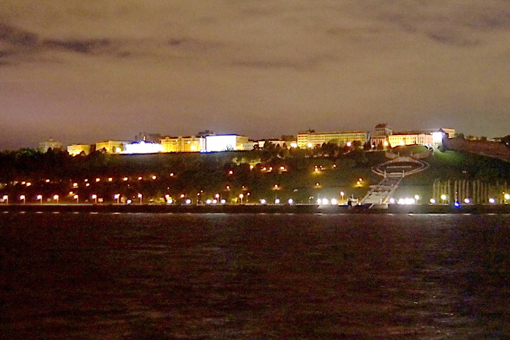 Пасмурная ночь в Нижнем Нажмите на изображение, чтобы посмотреть его на полном экране.