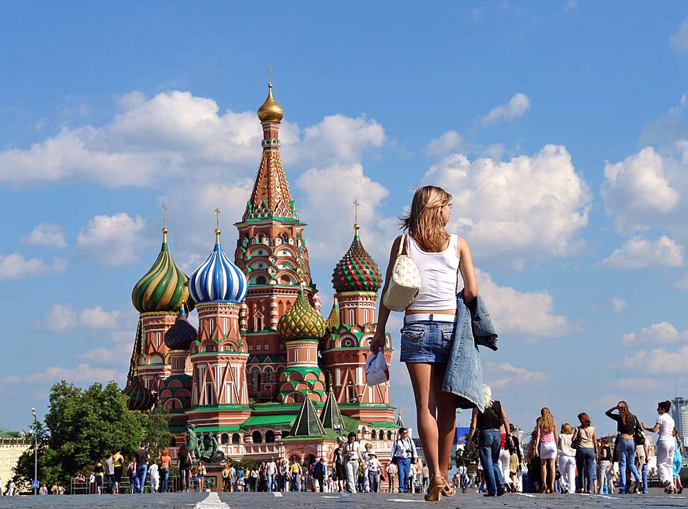 Какой человек живет в москве. Девушка на красной площади. Девушки у Кремля. Кремль люди. Фотосессия на фоне Кремля.
